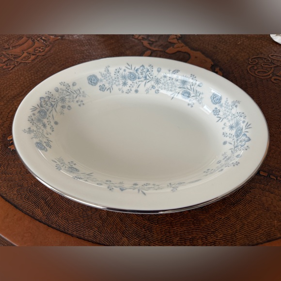 Oval Serving Bowl. Wedgwood Belle Fleur Pattern. Bone China made in England. - Picture 1 of 3